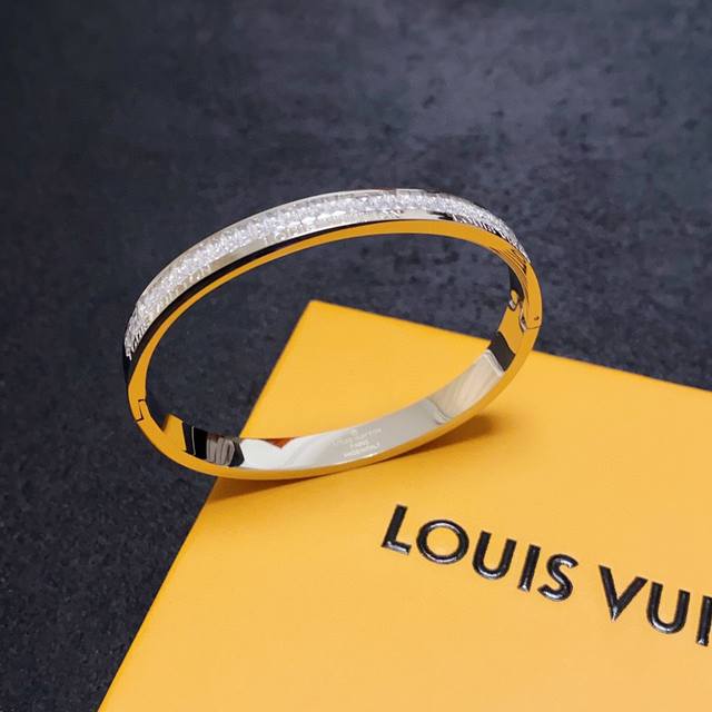 新品 原单货 Lv字母中性款满钻手镯louis Vuitton 路易威登 专柜一致材质 火爆款出货 设计独特 复古前卫 手镯14K精工保色版 从上市以来一直深受
